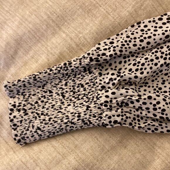 Sanctuary Women’s On/Off the Shoulder Long Sleeve Blouse with smocked cuffs. - Picture 3 of 6